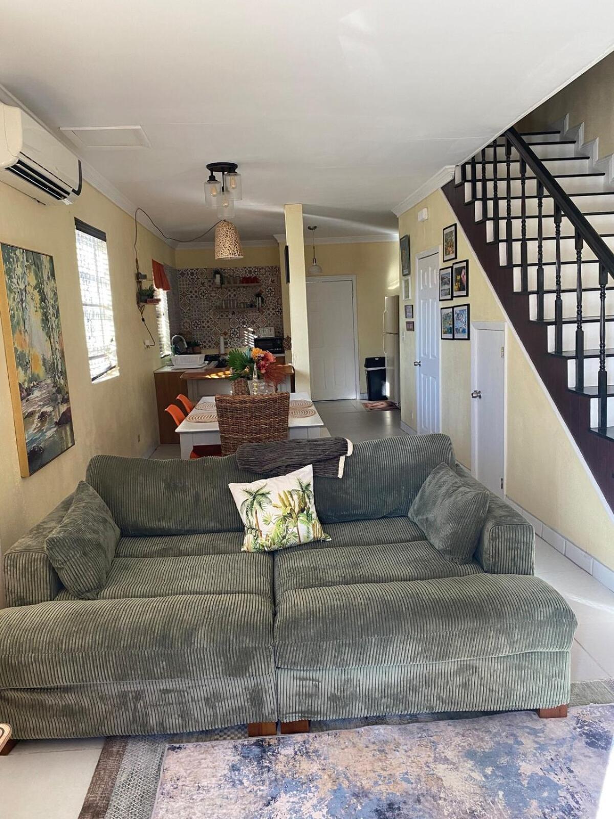 Island Vibes Point Of View- Near & Airport Apartment