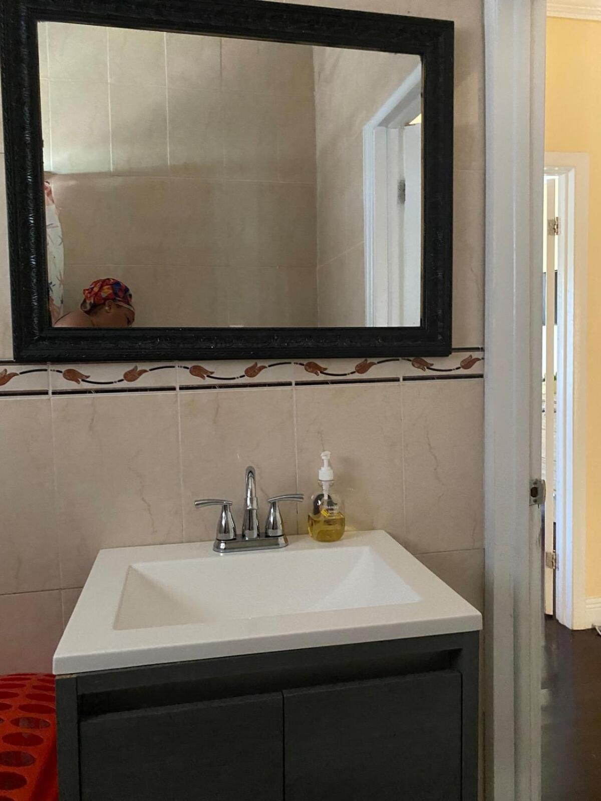 Island Vibes Point Of View- Near & Airport Apartment Nassau